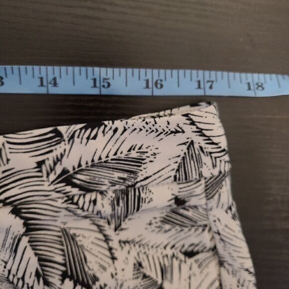 Banana Republic Black & White Leaf Print Dress Shorts 10 - Picture 11 of 15